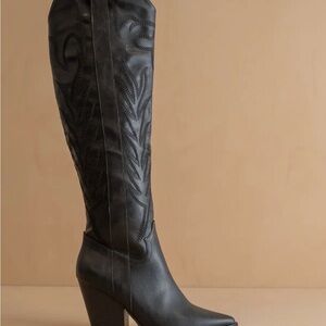 Blanco Knee-High Leather Boots